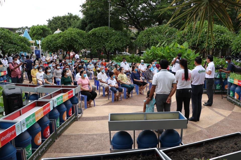 ក្រសួងបរិស្ថានបានចុះអប់រំណែលនាំដលប្រជាពលរដ្ឋអំពីការញែកសំរាមក្នុងធុងឲ្យមានរបៀប