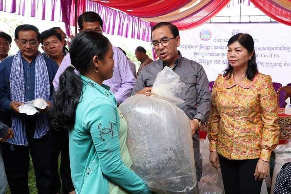 រដ្ឋបាលជលផល បាននាំយកកូនត្រីអណ្តែង កូនកង្កែប តង់ចិញ្ចឹម និងចំណីចែកជូនប្រជាពលរដ្ឋនៅតាមខេត្តគោលដៅចំនួន ៣៣៦គ្រួសារ