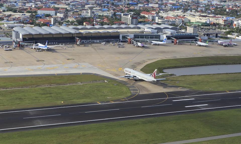 រាជរដ្ឋាភិបាលកម្ពុជា​ បាន​ផ្អាក​ជេីងហោះហេីរ​ពី​ ប្រទេស​ ម៉ាឡេស៊ី​ និង​ ឥណ្ឌូណេស៊ី​ មួយរយៈ​