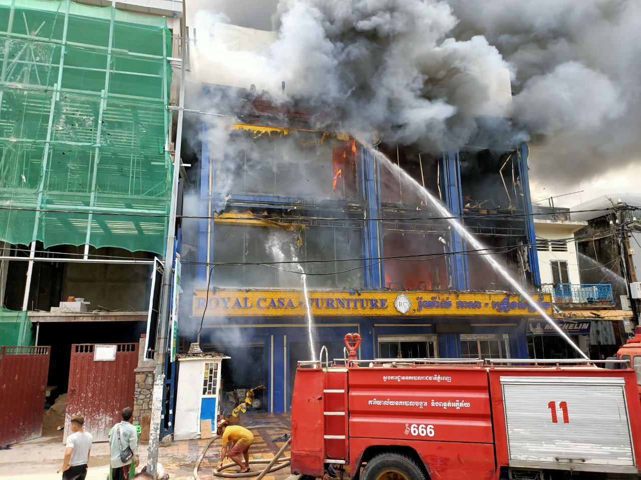 មានករណីអគ្គិភ័យមួយកំពុងឆេះផ្ទះលក់គ្រឿងសង្ហារឹមមួយកន្លែង តាមបណ្ដោយផ្លូវព្រះមុនីវង្ស